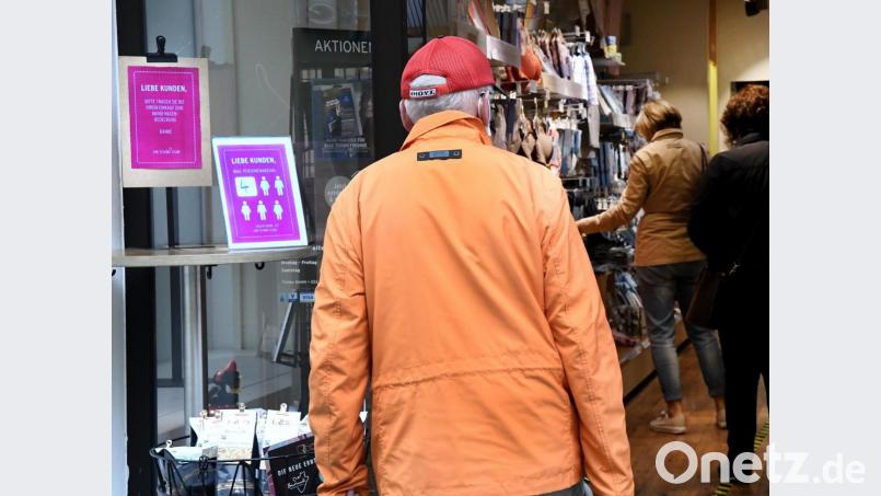 Viele Läden in Amberg haben wieder geöffnet. Die Bürger können wieder in die Stadt zum Einkaufen – allerdings nur mit Mund- und Nasenschutz. Bei Nichteinhaltung werden 150 Euro Bußgeld fällig. Bild: Petra Hartl