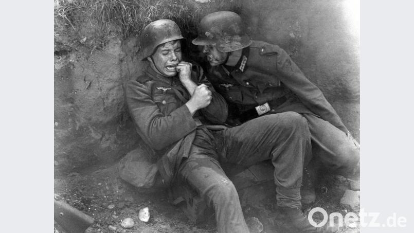 Das Archivbild von 1959 zeigt eine Szene aus dem Spielfilm "Die Brücke" mit Volker Lechtenbrink (l) als Klaus Hager und Karl-Michael Balzer (r) als Karl Horber. Archivbild: agentur_dpa