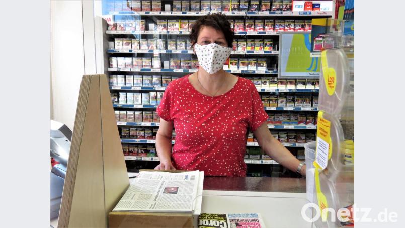 Anita Härtl von der Tankstelle Avia in Wiesau hat ihren Mundschutz im netten Design, passend zum T-Shirt. Bild: ubb