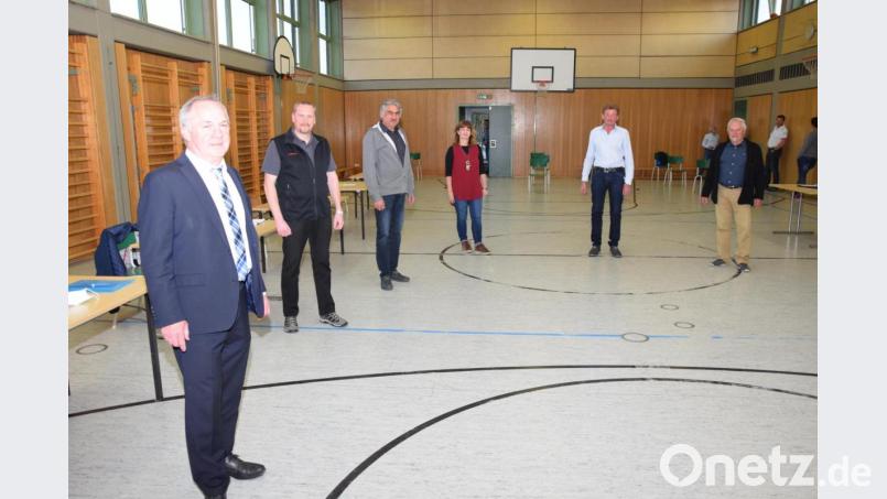 Mit Abstand verabschieden sich Bürgermeister Gerhard Scharl, zweiter Bürgermeister Christian Steiner, Michael Pregler, Gabi Pittroff, Hans Gruber und Karl-Heinz Buchberger (von links) aus ihrem Ehrenamt als Gemeindevertreter. Bild: fz
