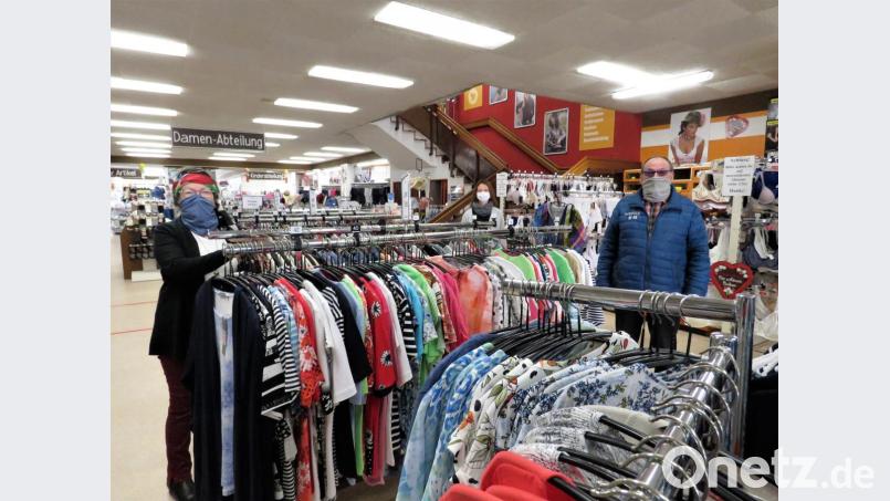 Lisa Wettinger, Horst Wettinger und Andrea König müssen den Mundschutz jetzt acht Stunden lang tragen. Wenn mal kein Kunde da ist, wird er schnell abgenommen - zum Verschnaufen. Bild: ubb