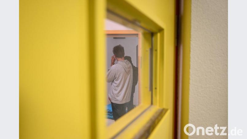 Blick in die geschlossene Abteilung in einem Zentrum für Psychiatrie. Ein 20-Jähriger muss nach einem Gerichtsurteil in die Forensik einrücken. Symbolbild: Felix Kästle/dpa