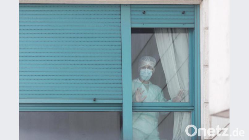 Corona steht für Quarantäne und die Unmöglichkeit direkter sozialer Kontakte. Aber es kann auch eine alte Verbundenheit stärken. Bild: Eduardo Parra/Europa Press/dpa