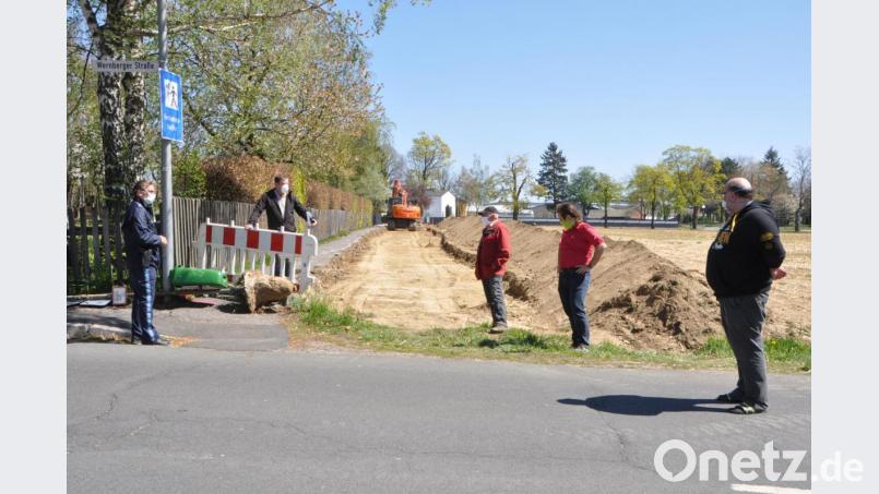 Neustadtrat Bernd Koller (Zweiter von links) vom SPD Ortsverein lud zu einer Besichtigung des begonnenen Ausbaus der Wegstrecke hinter dem Schloss Friedrichsburg. Dazu war auch Verkehrssachbearbeiter Jakob Stahl von der Polizei (links) und Fritz Lang (Dritter von rechts) als unmittelbarer Gartengrundstücksanrainer gekommen. Koller als Schulweghelfer würde aus Sicherheitsgründen gerne die Verbindung bis zum Lotsenübergang sehen. Bild: dob