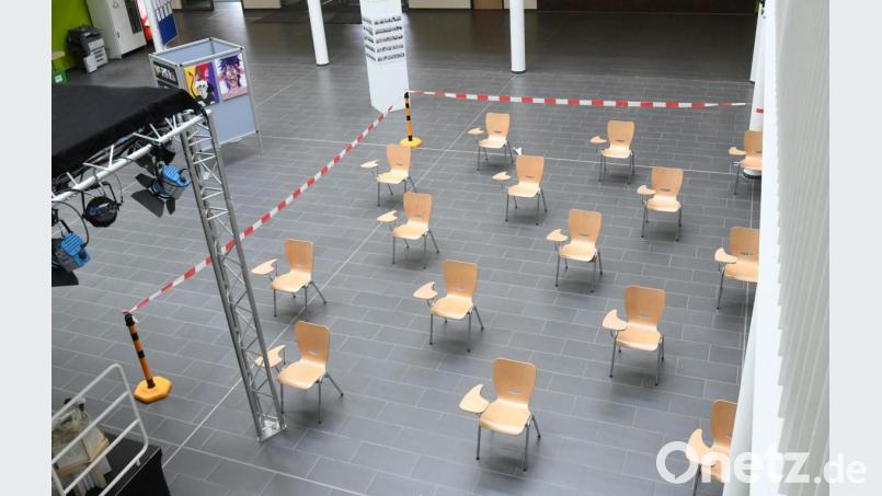 Laut Schulleiterin Gabriele Dill werden alle Räumlichkeiten der FOS/BOS bestmöglich genutzt, um Schüler voneinander fernzuhalten. Auch in der Aula kann Unterrichtet werden. Der Abstand zwischen den Stühlen ist genau ausgemessen - 1,5 Meter Mindestabstand dienen dem Schutz vor einer Corona-Infektion. Bild: Gabi Schönberger