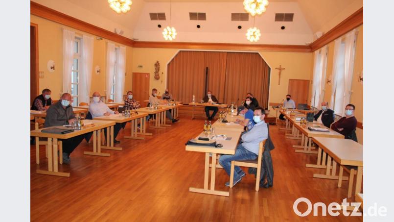 Im Pfarrheim tagte der Bärnauer Stadtrat. Alle Stadträte und Besucher trugen wegen der Coronapandemie zudem Mundschutzmasken. Bild: kro