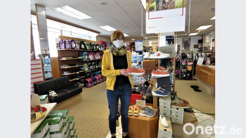 Im Schuhladen von Christine Mörtl-Wurdack berät ihre Mitarbeiterin Martina Stich Familien auf Wunsch auch in der Mittagspause. Begründet wird das damit, dass immer nur sechs Kunden reindürfen in den Laden. Bild: ubb