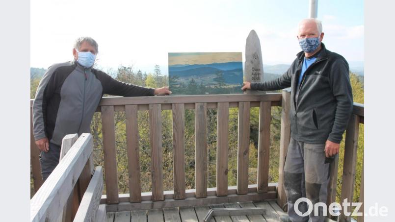 Manfred Janker (links) und Josef Meckl bringen das von Thomas Würl erstellte Bild an. Bild: pi