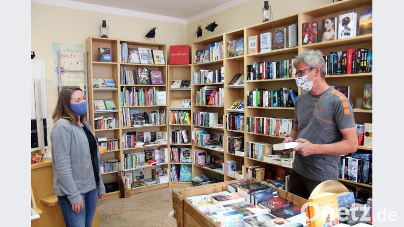 „Bücherladen“-Inhaberin Elke Meiler in Kemnath und die Kundschaft halten sich an die seit Montag geltende Maskenpflicht in Geschäften. Bild: stg