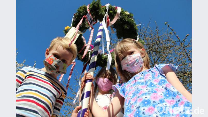 Ungefähr 1000 Masken sind schon zusammengekommen. Die Kinder der Feuerwehr haben symbolisch zum 1. Mai sogar einen Baum mit den Masken geschmückt. Bild: gri