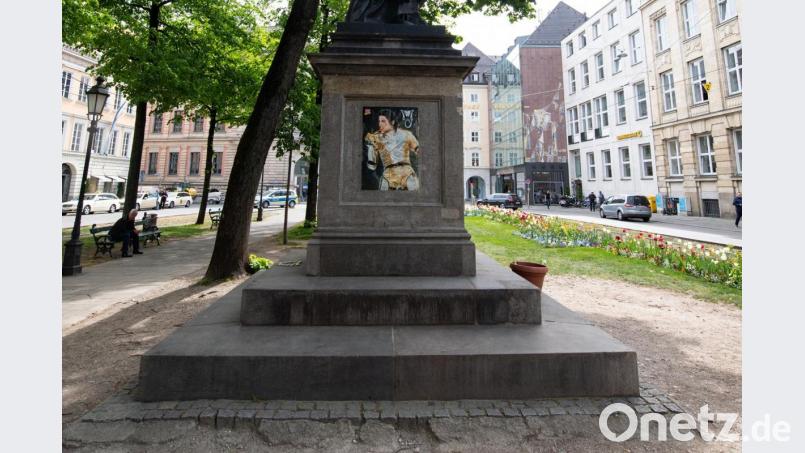 Vor einem Denkmal des Hofkapellmeisters Orlando di Lasso haben Unbekannte nun die Gedenkartikel entfernt. Bild: Sven Hoppe/dpa