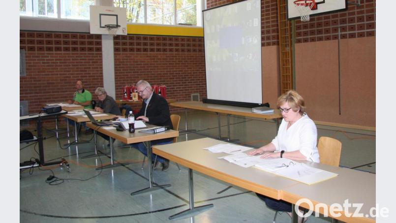 Die Sitzung leitete Uli Roth (2. von rechts), daneben hatten Helga Rembeck (rechts), Gerd Streibelt und Bernhard Frummet (von links) Platz genommen. Bild: wro