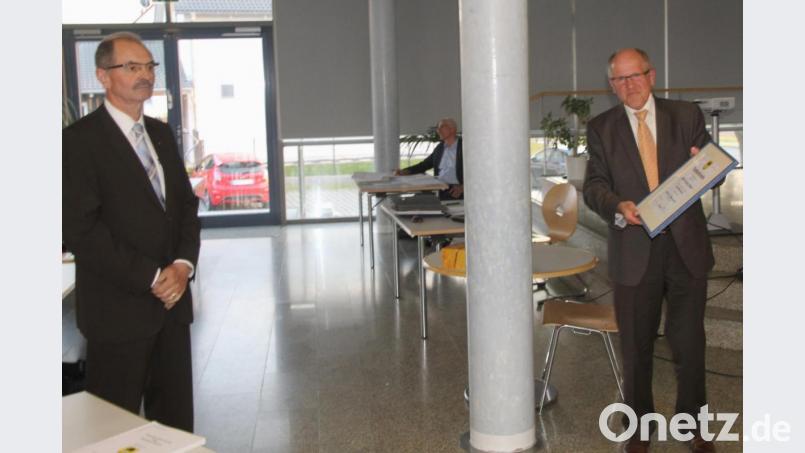 Bürgermeister Bauer verabschiedet den ehemaligen 2. Bürgermeister Lorenz Gebert (links) mit einer Dankesurkunde und einem Geschenk. Bild: fsb