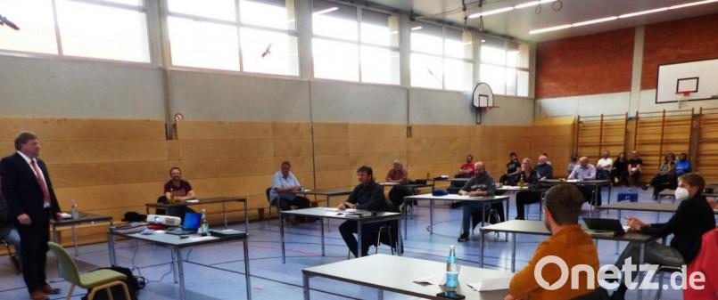 Etwas verloren wirken die Kastler Gemeinderäte mit Bürgermeister Stefan Braun (links) und den Zuhörern in der großen Schulturnhalle in Kastl schon. Der notwendige Sicherheitsabstand wegen Corona wurde strikt eingehalten. Bild: jp