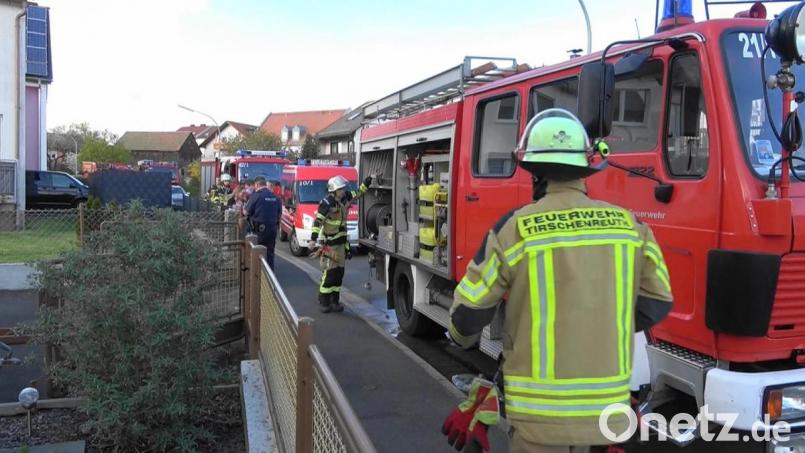 Die Feuerwehr Tirschenreuth rückte mit mehreren Fahrzeugen aus. Bild: nic