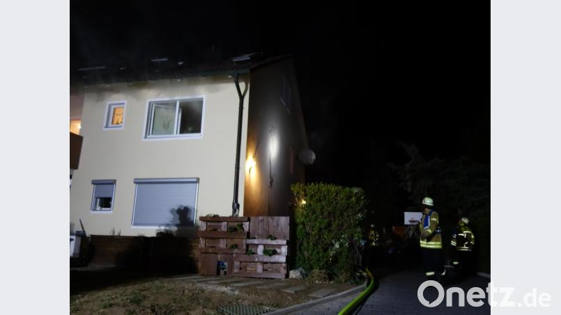 Die Feuerwehr der Stadt Amberg löschte am Sonntag ab 1.45 Uhr einen Brand in einer Doppelhaushälfte in der Pfälzer Straße. Bild: Feuerwehr Amberg