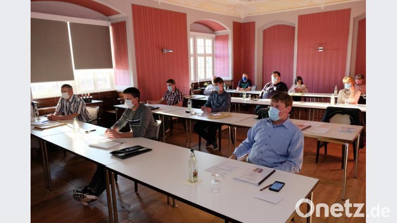 Bei der Verabschiedung des Gemeindehaushalts 2020 tagt der Speinsharter Gemeinderat im Musiksaal des Klosters im "Corona-Modus". Vielleicht signalisiert die Wahl des Tagungsraumes als Ort der Lebensfreude auch einen kleinen Hoffnungsschimmer. Bild: do