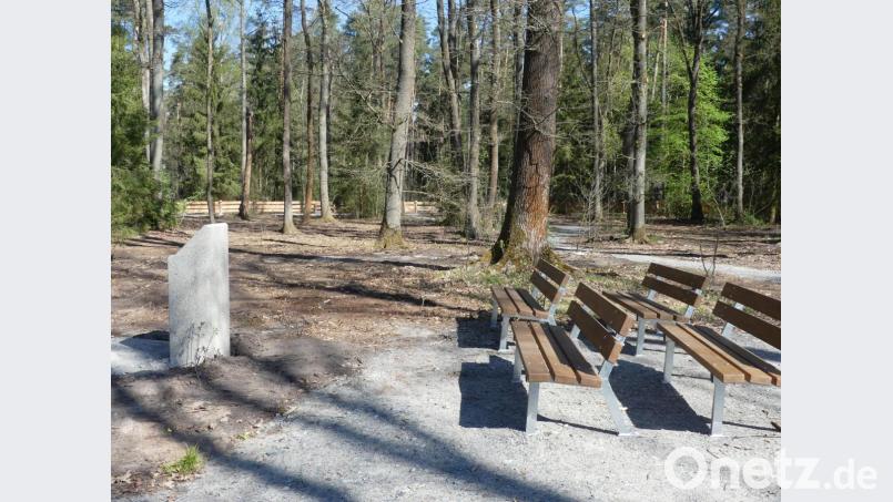 Für Beisetzungszeremonie zentral gelegen ist der Ambo mit Sitzbänken. Bild: rn