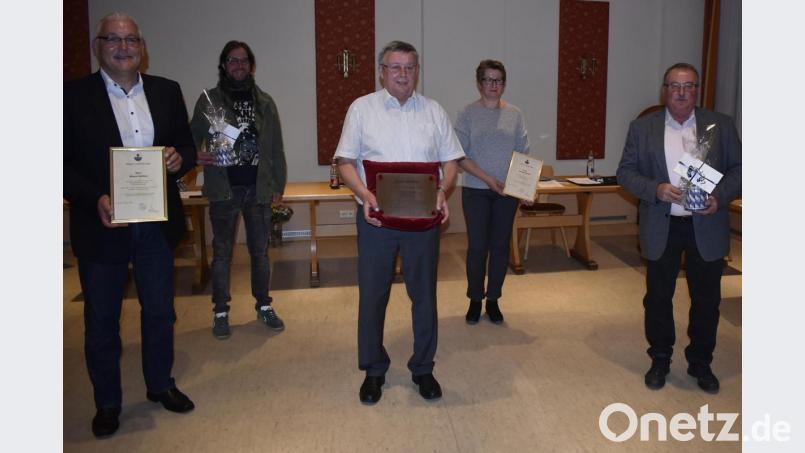 Die Verabschiedeten: Zweiter Bürgermeister Klaus Hafner, Bürgermeister Hans Koch sowie Dritter Richard Pesold (vorne, von links)) und die Markträte Marco Brunner und Andrea Spieß (hinten, von links). Bild: Karl Schwemmer