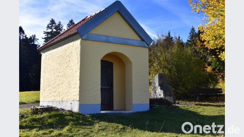 Die &quot;Hansnigl&quot;-Kapelle steht direkt an der tschechischen Grenze. Hansnigl ist bis heute der Hausname der Familie Kasseckert. Der Familie gehörte einer der drei Höfe, die beim Beginn des heutigen Wäldchens unterhalb der Kapelle in Paulusbrunn standen. Die Familie Franz Fichtner in Bärnau kümmert sich heute darum. Bild: cr