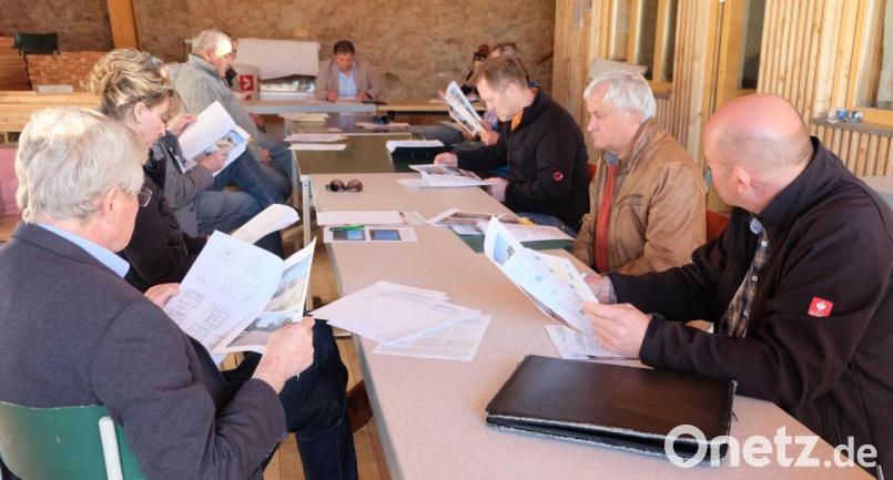 Hans Gradl (Mitte) leitete seine letzte Sitzung als Erster Bürgermeister. Das Gremium tagte wegen der Einschränkungen in der Coronakrise im geräumigen, zum Dorfzentrum umgestalteten Schlossbauernhof in Altfalter. Bild: ohr