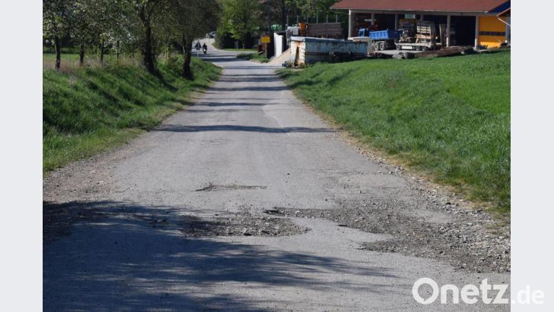 Ein Teilstück der Hammerbergstraße wird neu asphaltiert. Die Kosten dafür belaufen sich auf knapp 39000 Euro. Ebenfalls fertiggestellt wird in den nächsten Tagen die Siedlungsstraße im Wohnbaugebiet Ledererhang. Bild: bö