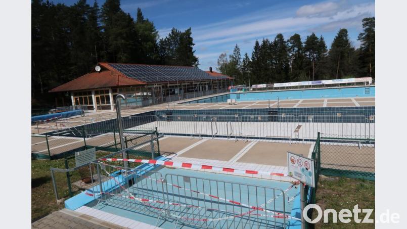 Der obere Beckenbereich im Schätzlerbad ist trockengelegt und wird ab September saniert. Bild: Kunz