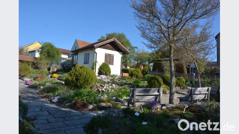 Der Resl-Garten in Konnersreuth sieht zwar sehr einladend aus. Doch auf Besucher müssen die Betreuer vom Obst- und Gartenbauverein noch verzichten. Bild: jr
