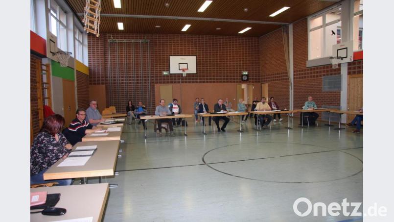Als Sitzungsort diente die Schulturnhalle. Wegen der Ansteckungsgefahr war dort man auf Sicherheit bedacht. Bild: wro