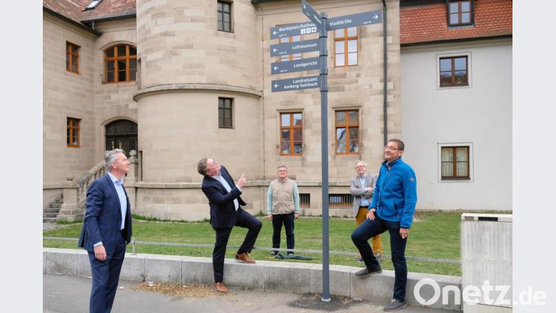 Baureferent Markus Kühne, Oberbürgermeister Michael Cerny, Tiefbauamtsleiter Norbert Füger, Kultur- und Tourismusreferent Fabian Kern und Kulturamtsleiter Reiner Volkert (von links) an einem der neu installierten Wegweiser des neuen Fußgängerleitsystems am Schlossgraben. Bild: Susanne Schwab