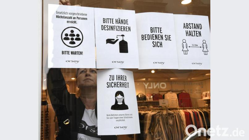 Für die Kunden gibt es derzeit sehr viele Vorschriften zu beachten. Für die Amberger kein Problem, wie Laden-Inhaber und Angestellte berichten. Bild: Petra Hartl