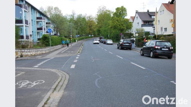 Die Dr.-Filchner-Straße soll auf beiden Straßenseiten einen Radfahrer-Schutzstreifen erhalten. Dafür fällt der Radweg (links) weg, kommen die Parkplätze auf die linke Straßenseite. Bild: gsp