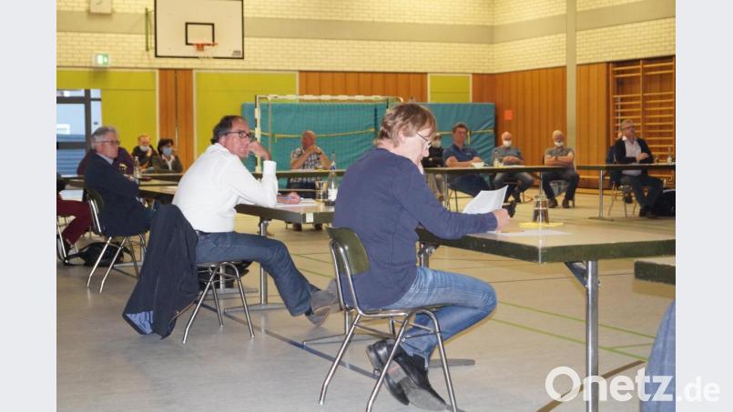 Wegen Corona tagt der Gemeinderat erstmals in der Mehrzweckhalle. Der Sicherheitsabstand bei Räten und Zuhörern kann so besser gewahrt werden. Das Gremium verabschiedet einen Rekordhaushalt von knapp 10 Millionen Euro. Bild: du