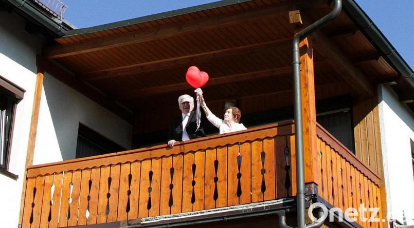 Symbol ihrer langjährigen Verbundenheit waren zwei Luftballons in Form roter Herzen. Bild: exb