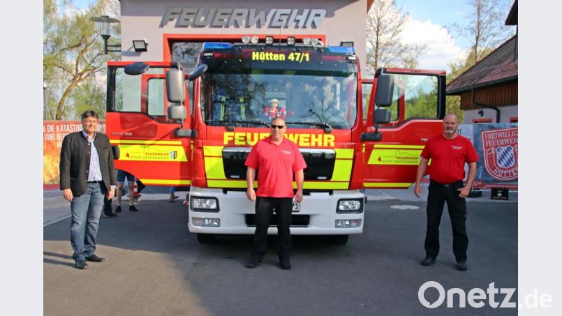 Bürgermeister Edgar Knobloch, Kommandant Mario Schneider und Vorsitzender Holger Cibis vor dem neuen Stolz der Feuerwehr Hütten Bild: jma