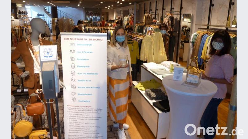 Auch das Team von Mode-Mehler in Oberviechtach trägt Maske. Die Kunden müssen ihre Hände desinfizieren und eine Einlass-Marke ziehen. Bild: Portner