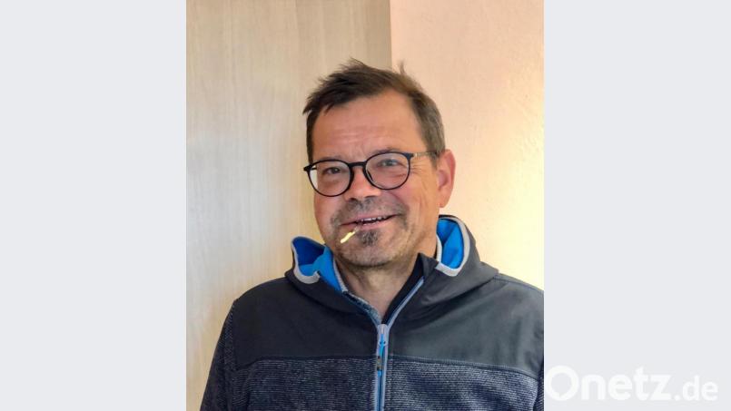 Kreisfachberater Harald Schlöger hält das Edelreis mit dem Mund fest, so bleibt der Anschnitt sauber und kann später gut mit der Unterlage verwachsen. Bild: Schlöger