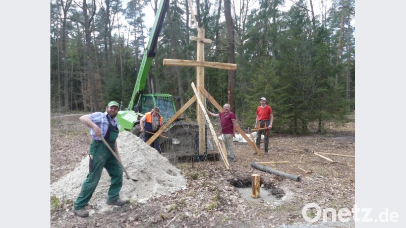 Eine der letzten Arbeiten des Maschinenrings ist die Montage des Friedhofskreuzes. Bild: rn