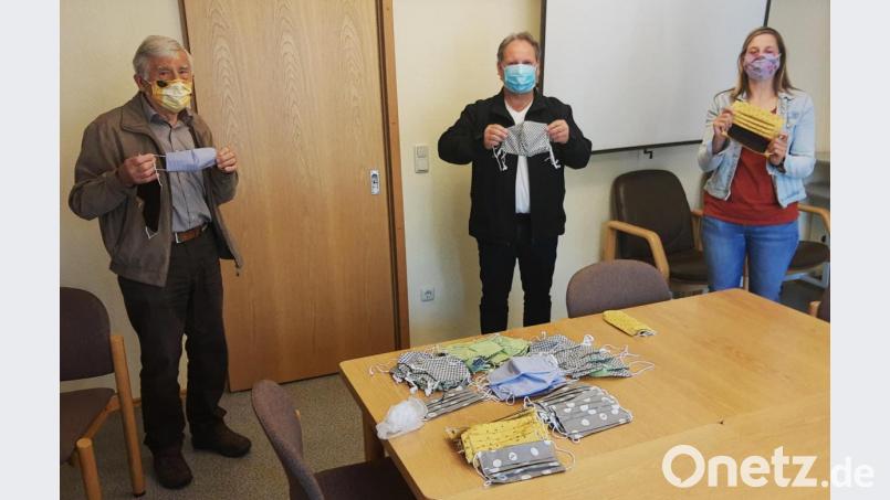 Dankbar zeigten sich Bürgermeister Ludwig König und sein Nachfolger Bernhard Schindler für das Engagement von sieben Frauen, die für die Brander Schutzmasken nähen. Die Organisation liegt in den Händen von Maria Schindler. Bild: ld