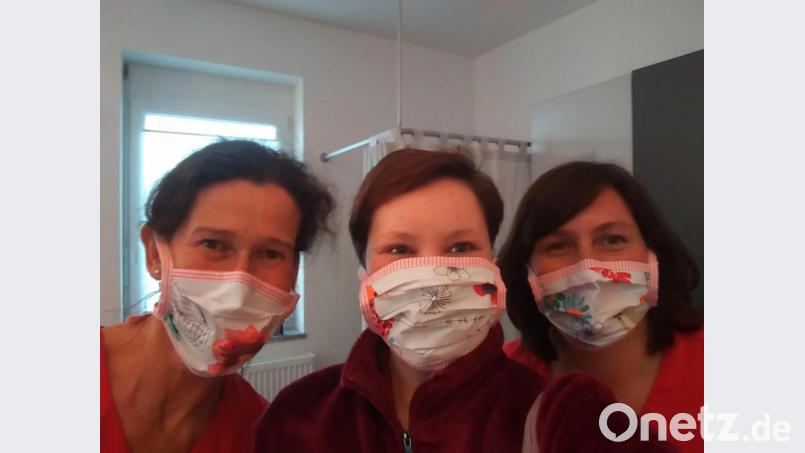 Die Frauenarztpraxis von Barbara Kindl und Birgit Mislik (links) in Vohenstrauß ist nun mit Mund-Nasen-Masken gut versorgt. Ärztinnen und Personal freuen sich über die Aktion von Petra und Annika Karg. Bild: exb