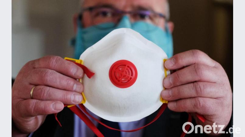 Die Maske als Schutz: Das disziplinierte Verhalten der Bürger trägt dazu bei, dass sich die Infektionslage im Landkreis Schwandorf derzeit beruhigt. Symbolbild: Sebastian Willnow