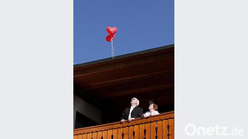 Gemeinsam ließen Elfriede und Friedrich Gruber zwei Luftballons in den Himmel steigen. Wegen Corona fand das Fest nur auf dem Balkon statt. Bild: exb