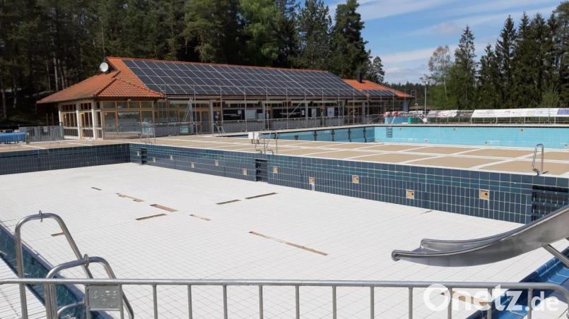 Senioren- und Sportbecken im Schätzlerbad werden saniert und können heuer nicht mehr genutzt werden. Bild: Kunz