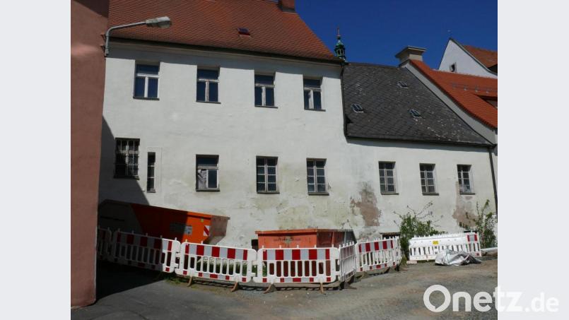 Die im Haushalt 2020 eingeplanten Investitionen bedeuteten auch ein starkes Signal für die Wirtschaft in der Coronakrise: Darauf hat CSU-Stadtrat Markus Scharnagl hingewiesen. Im Bild die Rückseite des Anwesens Brauhausstraße 2, in dem Wohnungen entstehen sollen. Bild: kgg