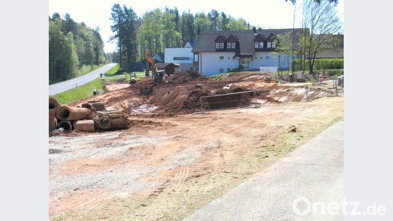 Bis September soll das neue Erdbecken, das derzeit am Ortsausgang der Zweifelau entsteht, fertig sein. Bild: bkr