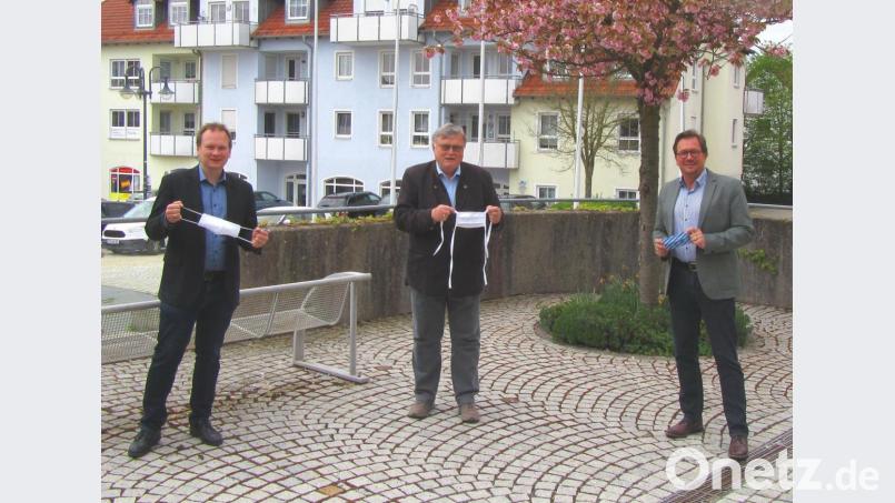 Gewerbeverbandsvorsitzender Franc Dierl, Bürgermeister Manfred Porsch sowie dessen Nachfolger Christian Porsch (von rechts) wollen Bürger über 60 Jahre und Risikopatienten in der Gemeinde mit kostenlosen Schutzmasken versorgen. Bild: hai