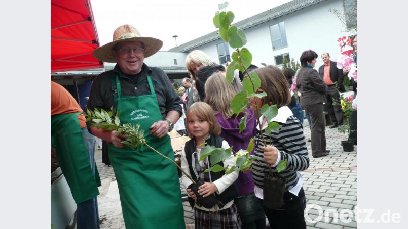 Alljährlich führt der Obst- und Gartenbauverein unter der Leitung von Willi Meier die Baumpflanzaktion zum Schulstart durch, bei der jeder Erstklässler einen heimishchen Waldbaumsprössling geschenkt bekommt. Bild: ads