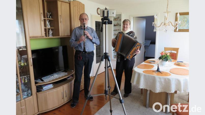 Die moderne Technik macht’s möglich: Herbert und Maria Storek nehmen in ihrem Wohnzimmer ein Musikstück auf und stellen es in die Whatsapp-Gruppe der Wirtshausmusikanten. Schon kurze Zeit später treffen die ersten Reaktionen der anderen Wirtshausmusikanten ein. Bild: jzk