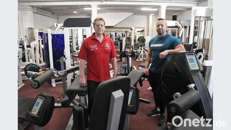 Wolfgang (links) und Raphael Fuchs betreiben ein Fitnessstudio in Amberg. Sie nutzen die Zeit während der Coronapandemie, um die Räume zu streichen, einen neuen Boden zu verlegen und die mehr als 80 Geräte zu warten. Bild: Petra Hartl