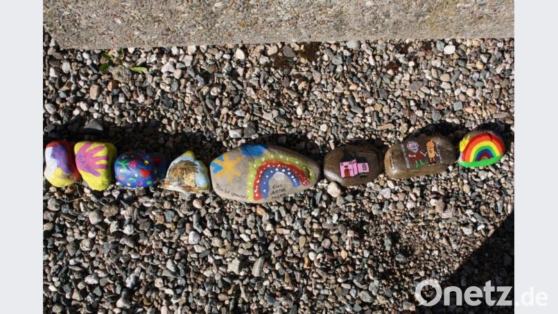 Am Kopfende der Weihersberger "Schmunzelstein-Schlange" wünschen die Naturpark-Maskottchen "Butzlkouh und Eicherl" den Passanten Gesundheit und Freude. Bild: bjp